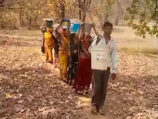 सिंगरौली में गहराता पेयजल संकट: बसाही में ग्रामीण 2 किमी पैदल चलकर बुझा रहे प्यास