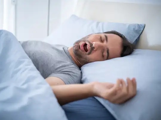 खर्राटे: नींद नहीं, जिंदगी के लिए खतरे की घंटी! जानिए क्या है 'स्लीप एपनिया' और कैसे बचें?