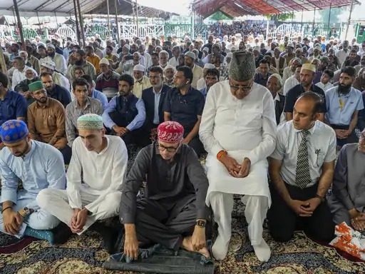 श्रीनगर की हजरतबल दरगाह पर मुख्यमंत्री उमर अब्दुल्ला और उनके पिता, नेशनल कॉन्फ्रेंस (JKNC) के अध्यक्ष फारूक अब्दुल्ला ने नमाज अदा की