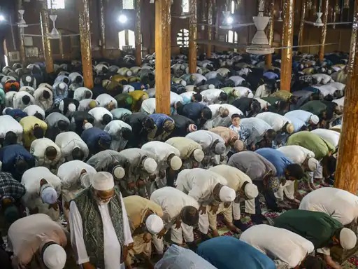 श्रीनगर स्थित आली मस्जिद में भी लोगों ने ईद-उल-अजहा की नमाज अदा की