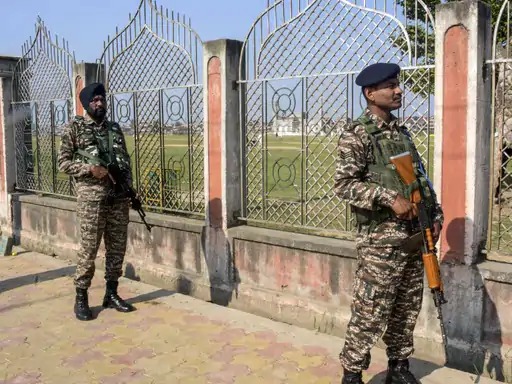 श्रीनगर में ईदगाह मैदान और जामा मस्जिद में ईद की नमाज पर प्रतिबंध होने के कारण, ईदगाह मैदान के बाहर सुरक्षाकर्मी पहरा देते दिखे