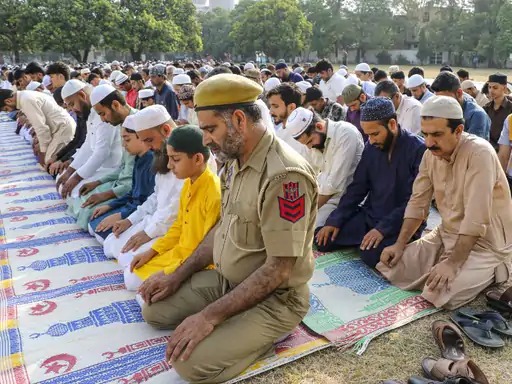 जम्मू में ईद-उल-अजहा के मौके पर एक ईदगाह में जम्मू-कश्मीर पुलिस के एक जवान को भी स्थानीय लोगों के साथ नमाज अदा करते देखा गया