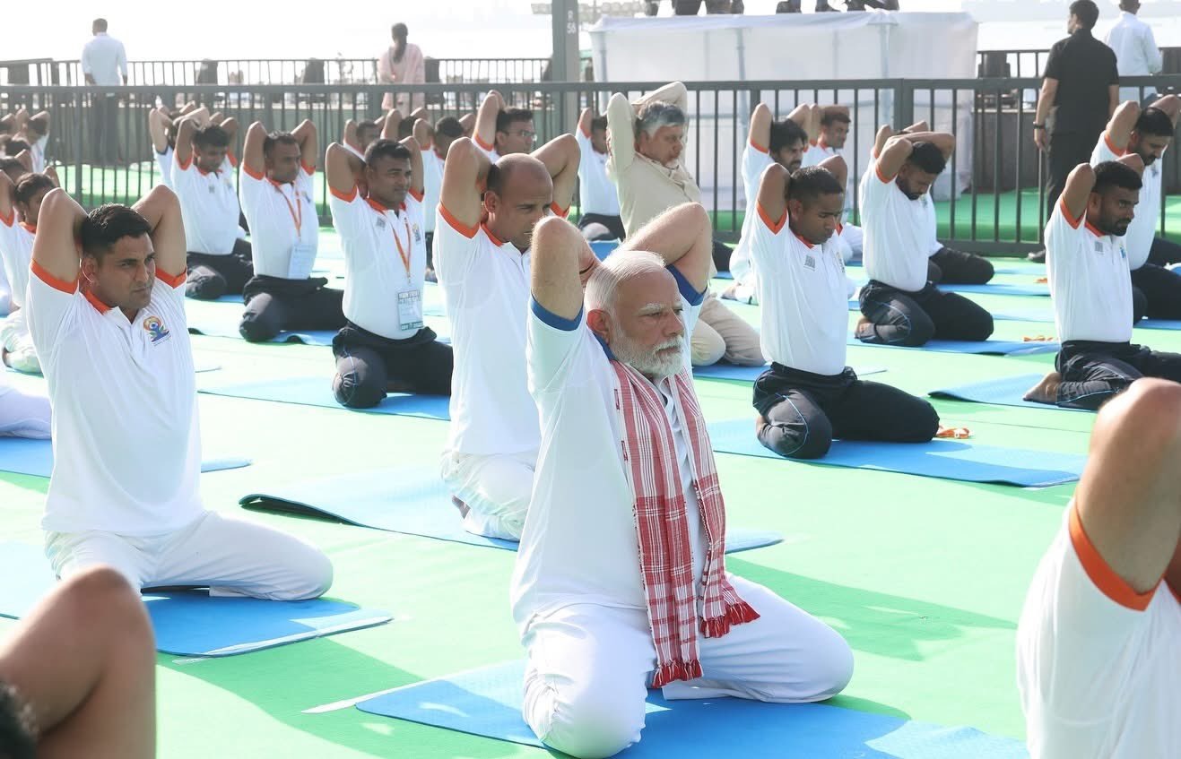11वें विश्व योग दिवस: प्रधानमंत्री नरेंद्र मोदी ने लाखों साधकों के साथ किया महासत्र