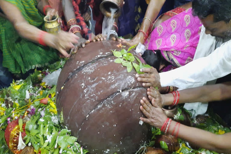 मध्य प्रदेश का चमत्कारिक मंदिर: औरंगजेब भी नहीं तोड़ पाया ये आस्था, गैवीनाथ धाम के खंडित शिवलिंग का महाभिषेक