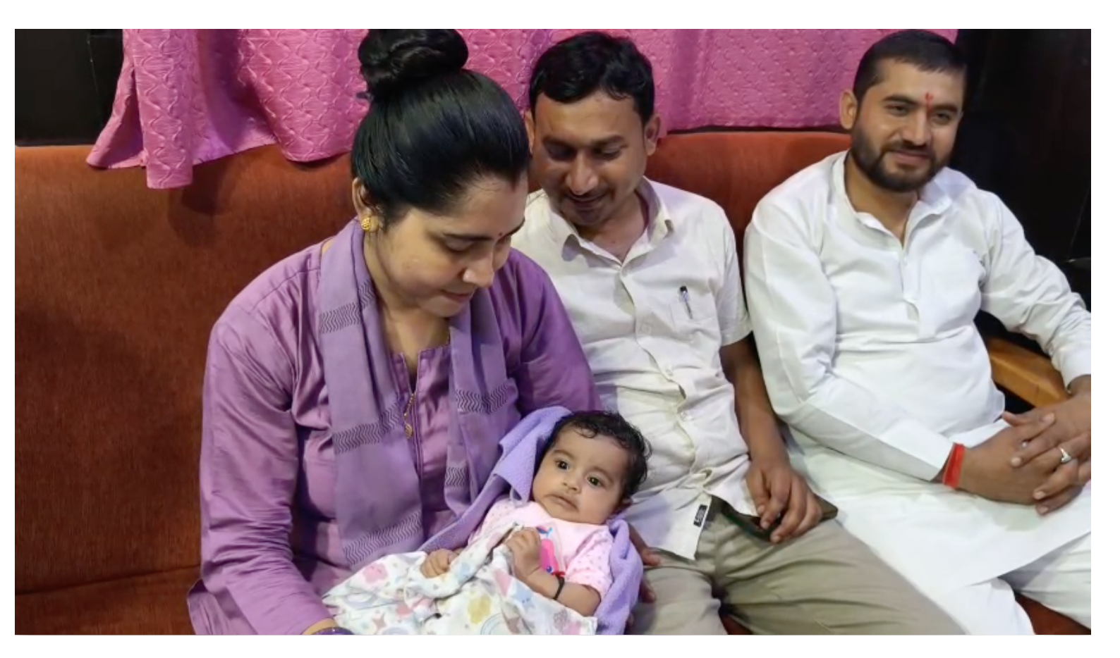 महिला DSP वर्षा पटेल: महिला वर्ग में प्रथम रैंक प्राप्त कर DSP बनी, नवजात बेटी को गोद में लेकर दिया इंटरव्यू