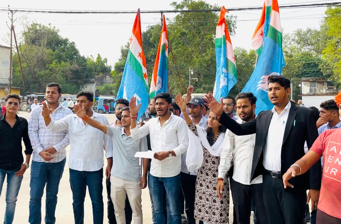 छिंदवाड़ा सिरप कांड पर एनएसयूआई का ज्ञापन सौंपते छात्र