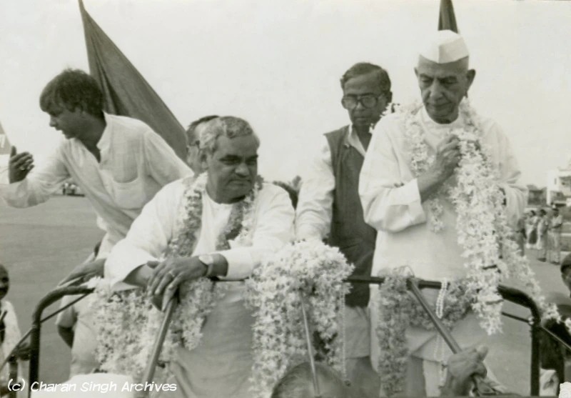 जनता पार्टी इतिहास: वाजपेयी, चरण सिंह के साथ जीप पर लालू यादव, कांग्रेस के खिलाफ हुंकार... ये तस्वीर ऐतिहासिक है!