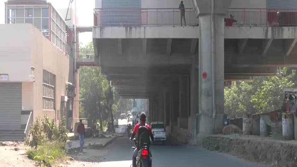 मेट्रो स्टेशन ऊंचाई कम: गजब है MP! मेट्रो स्टेशन बनने के बाद पता चला कि ऊंचाई है कम फिर लगाया गया ये जुगाड़